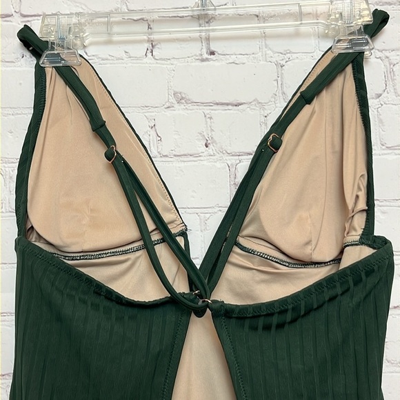 Shade & Shore Ribbed Plunge Front V-Wire One Piece Swimsuit - Picture 7 of 15